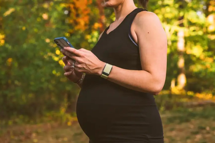 Pulseira que monitora frequência cardíaca durante a gravidez pode prever nascimentos prematuros